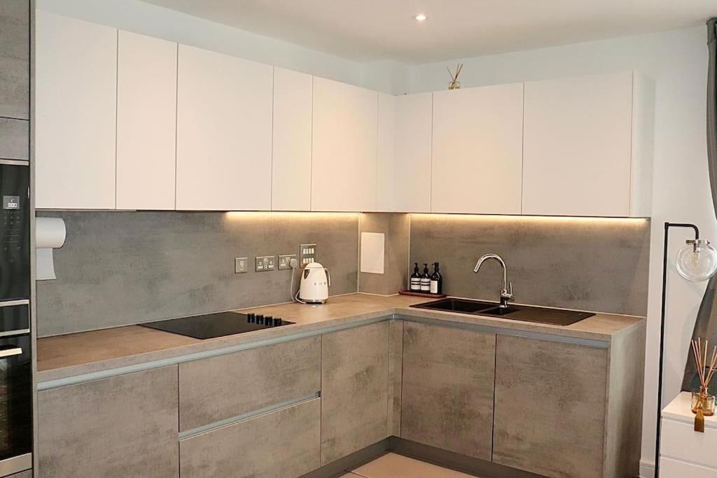 A Stylish Two Bedroom Modern Apartment With Parking Баркінг Екстер'єр фото