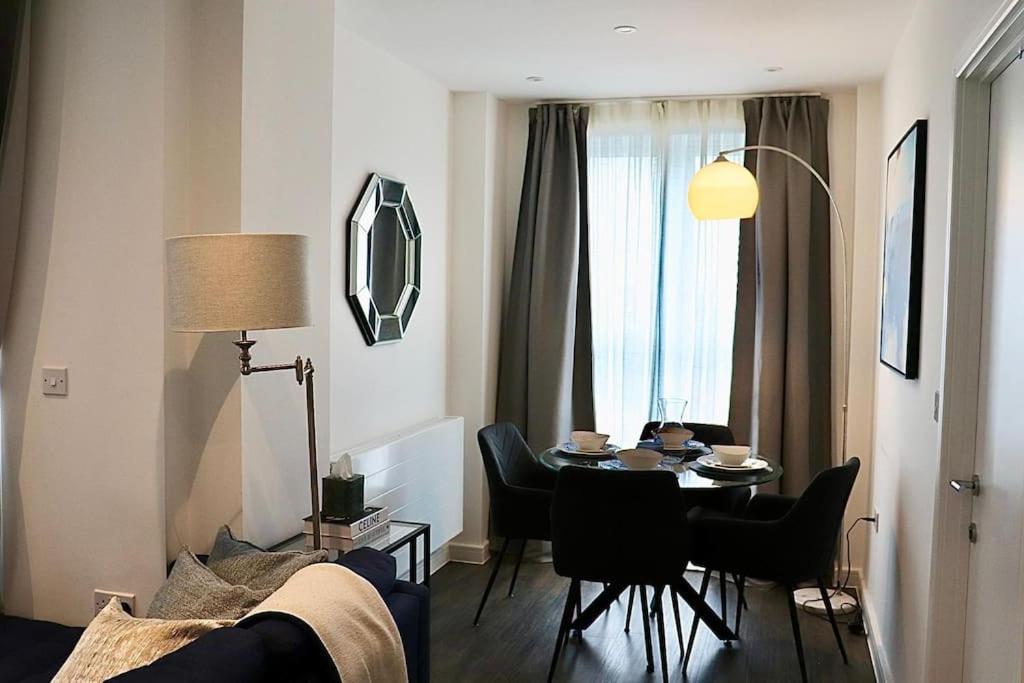 A Stylish Two Bedroom Modern Apartment With Parking Баркінг Екстер'єр фото