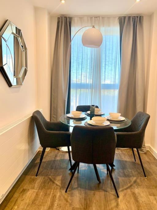 A Stylish Two Bedroom Modern Apartment With Parking Баркінг Екстер'єр фото